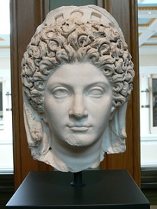 Giulia, figlia di Tito ed amante di Domiziano, celebre anche per i capelli ricci