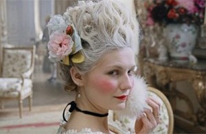 Maria Antonietta con i capelli bianchi, secondo la moda settecentesca (dal film Marie Antoinette,2006)
