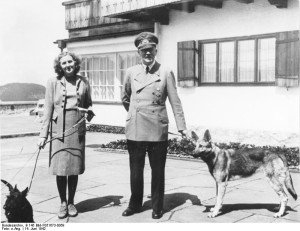 Hitler ed Eva Braun in compagnia dei loro amati cani in una foto del 1942 al Berghof 