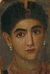 Donna romana con orecchini