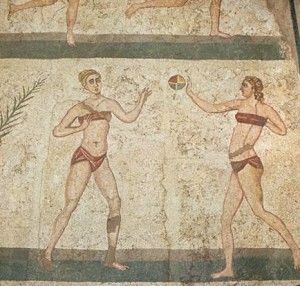 Ragazze romane fanno sport con indosso la tipica biancheria intima di epoca imperiale