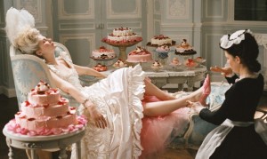 Questa scena, tratta dal film Marie Antoinette, potrebbe trarre in inganno: in realtà, la regina mangiava poco