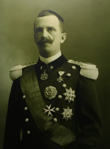 Il re Vittorio Emanuele III, celebre per la piccola statura