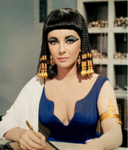 Liz Taylor nel film "Cleopatra". Le donne egiziane facevano largo uso di tatuaggi