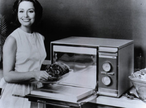 Uno dei primi modelli di forno a microonde, che rivoluzionò la vita domestica di tante famiglie a partire dalla metà del '900