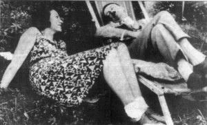 Adolf Hitler e Geli Raubal in un momento di relax. Sembra che il sadomasochismo fosse alla base della loro vita intima