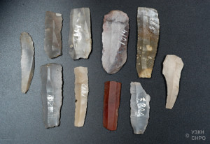 Tipici utensili (coltelli) preistorici in selce (non sono quelli trovati nell'accampamento londinese)