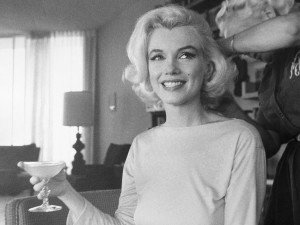 Marilyn Monroe con una coppa del suo adorato champagne