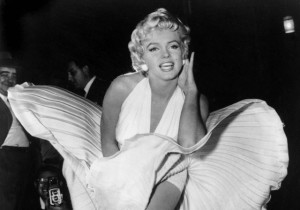 Marilyn Monroe nella celeberrima scena del film Quando la moglie è in vacanza