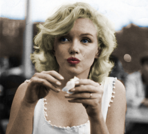 Un intenso primo piano di Marilyn Monroe