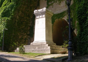 Tomba di Giacomo Leopardi, Parco Virgiliano, Napoli