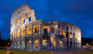 Il Colosseo in una suggestiva e romantica immagine notturna