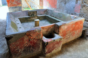 Vasca situata all'interno della "lavanderia" di Stefano (fullonica Stephani) a Pompei