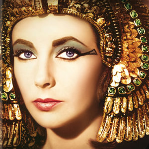 Liz Taylor in "Cleopatra" con un elaborato make-up egizio