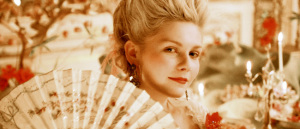 Maria Antonietta (dal film "Marie Antoinette", 2006). La frase delle brioches a lei attribuita è un falso storico