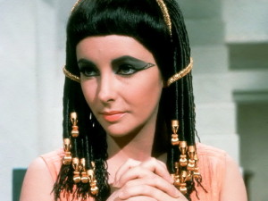 Liz Taylor in "Cleopatra". Le egiziane preparavano creme antirughe con ingredienti naturali