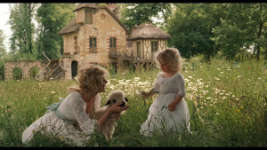 Maria Antonietta con la figlia Maria Teresa Carlotta (scena tratta dal film Marie Antoinette, 2006). La regina ebbe anche almeno tre figli "adottivi"
