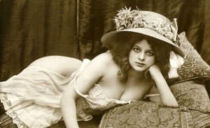 L'ideale di bellezza femminile all'inizio del secolo scorso: seno prosperoso e fianchi morbidi. Tra i vari metodi depilatori utilizzati all'epoca, c'era anche il processo di Quinquaud