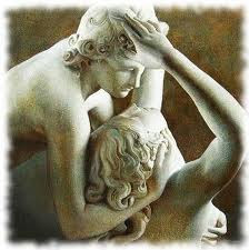 L'amore tra uomo e donna rappresentato in una statua