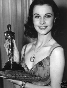 Vivien Leigh mostra l'Oscar appena vinto per la sua interpretazione in "Via col vento"