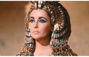 Liz Taylor in "Cleopatra". Le parrucche erano molto in voga nell'Antico Egitto