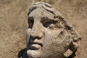 Testa femminile trovata fra i resti del santuario gallo-romano a Pont-Sainte-Maxence (Francia)