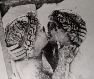 Un bacio tra antichi romani. Statua di Amore e Psiche 