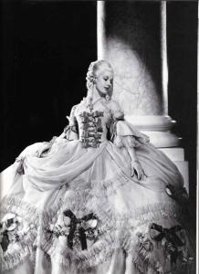 L'attrice Norma Shearer nei sontuosi panni di Maria Antonietta in un film del 1938. Vestirsi, a Versailles, era un'operazione importante e complicata