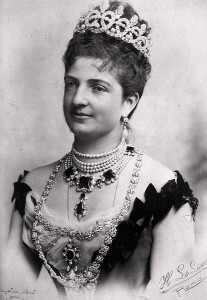 La regina Margherita di Savoia. Al collo, alcune delle favolose perle che la donna possedeva