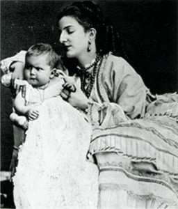 La regina Margherita con Vittorio Emanuele neonato