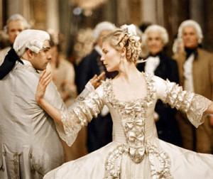 Un invito alla corte di Versailles comportava un notevole impegno. Scena tratta dal film "Marie Antoinette"