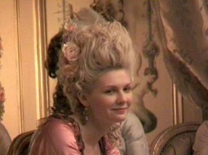 Kirsten Dunst nel film "Marie Antoinette". La regina fu soprannominata, anche, "Signora Deficit"