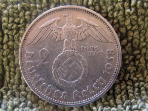 Una delle monete trovate nel probabile rifugio nazista scoperto in Argentina