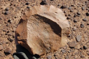 Uno degli antichissimi utensili in pietra scoperti recentemente in Kenya