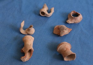 Alcuni degli oggetti trovati nel bagno millenario di Gerusalemme