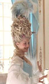 Maria Antonietta (dal film "Marie Antoinette"). Persino il vaccino contro il vaiolo dette lo spunto per una nuova acconciatura