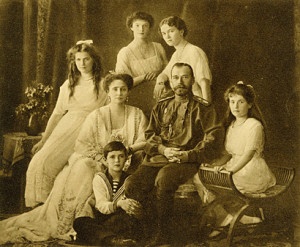 La famiglia Romanov al completo: Nicola II e la zarina Alessandra sono al centro e intorno a loro appaiono le quattro figlie femmine e il piccolo Alessio