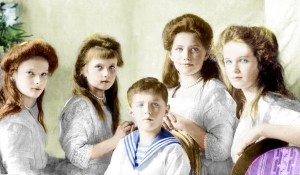 Olga, Tatiana, Maria e Anastasia. Il bambino al centro della foto è il fratello minore Alessio