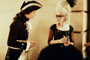 Maria Antonietta e Fersen si incontrano per la prima volta durante un ballo in maschera (dal film "Marie Antoinette")