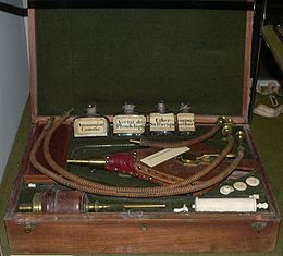 Una tipica valigetta di un dottore dell'800 completa di tutti gli strumenti. Anche la flebo nacque nel XIX secolo