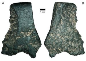 Frammenti dell'antichissima ascia ricostruita di recente in Australia
