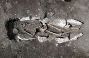 I resti umani del giovane trovato sul Monte Lykaion, in Grecia