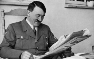 Adolf Hitler nel suo studio