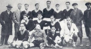 La prima formazione della Roma (1927/1928). La squadra ebbe fin da subito la maglia giallorossa